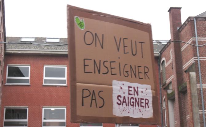 Wavre : une chaîne humaine contre les mesures de l'enseignement