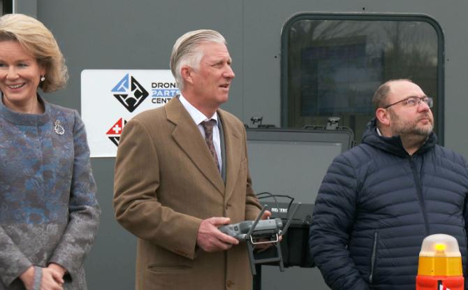 Visite royale à Nivelles : le roi Philippe pilote un drone chez Cap Innove