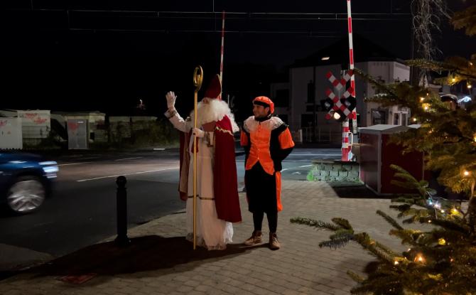 Court-Saint-Etienne : saint Nicolas sensibilise les automobilistes au passage à niveau