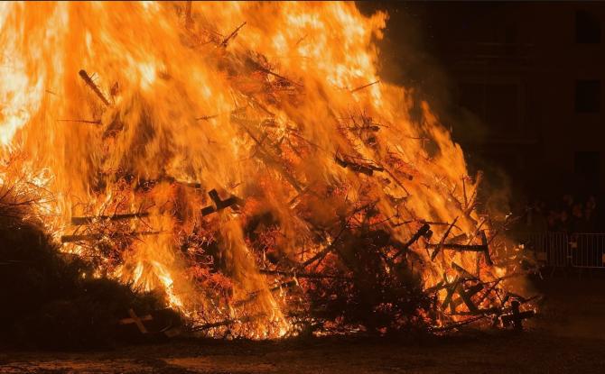 À Braine-l'Alleud, le feu de sapins démarre l'année sur de bonnes braises