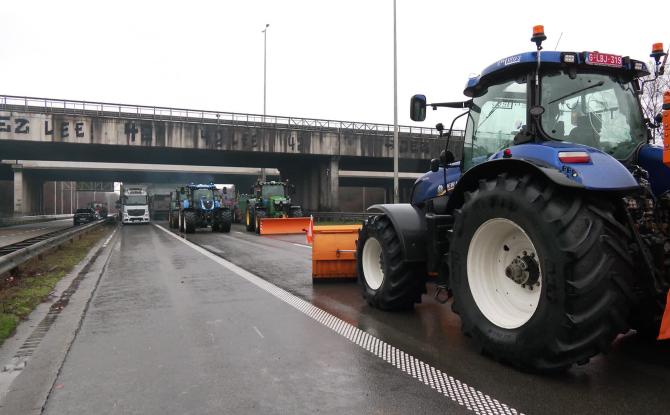 Accord UE-Mercosur : les agriculteurs bloquent l'échangeur entre Haut-Ittre et le Ring de Bruxelles