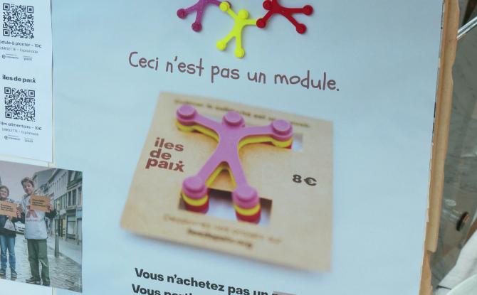 Début de la campagne de solidarité d'Iles de Paix à l'Esplanade de Louvain-la-Neuve