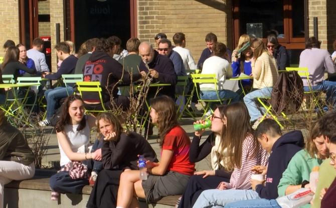 Le soleil relance la saison des terrasses à Louvain-la-Neuve