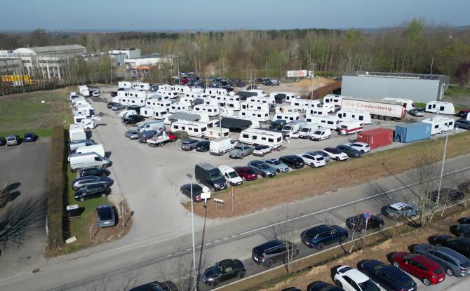 Occupation illégale d’un parking à Wavre : la Ville signe un arrêté de police pour imposer l’évacuation