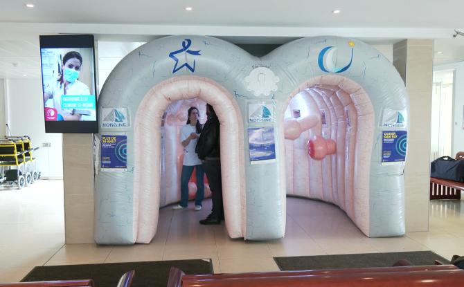 Cancer colorectal : sensibiliser à l'aide d'un côlon géant gonflable à l'hôpital