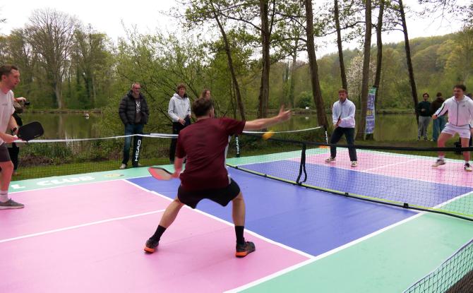 Un terrain éphémère de Pickleball à la plage de Renipont