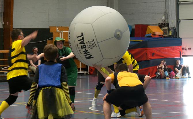 Kin-Ball : Le club de Nivelles a fêté la fin de saison lors d'un tournoi festif