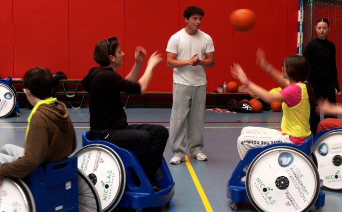 Des jeunes relèvent le défi du handisport à Nivelles