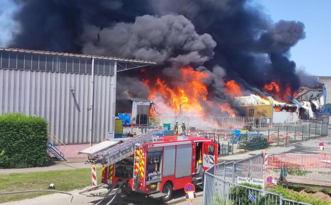 Incendie dans un entrepôt textile à Tubize : pas d'amiante détectée dans les fumées