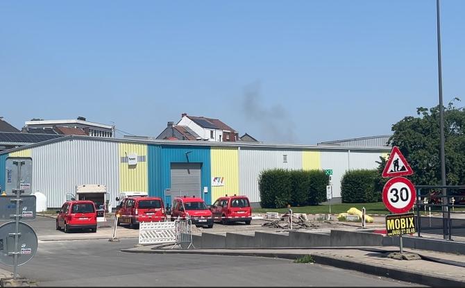 Tubize : incendie maîtrisé, mais les opérations se poursuivent sur le site sinistré