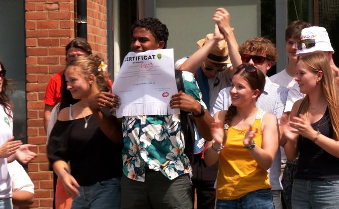 Court-Saint-Étienne : une fausse proclamation pour dénoncer les réformes dans l’enseignement