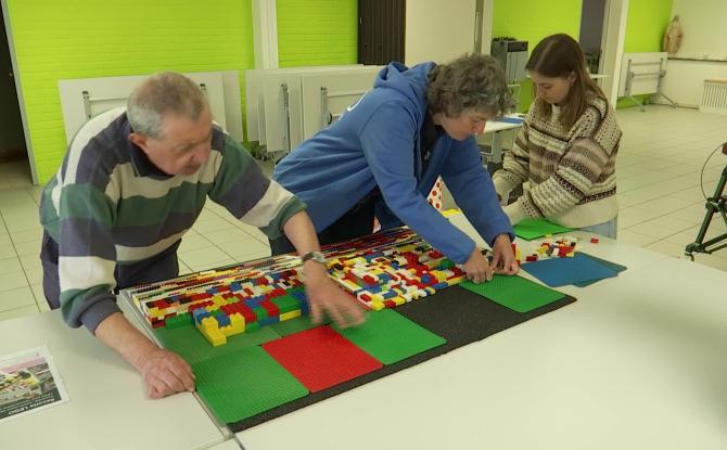 Nivelles: construction d'une rampe d'accès PMR en LEGO