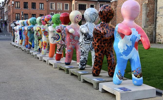 kDolls à Nivelles : des œuvres d’art inspirées de poupées envahissent la ville