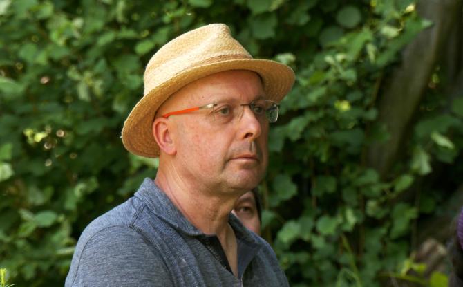 Sart-Dames-Avelines : visite du jardin de l'artiste Vincent Delpierre